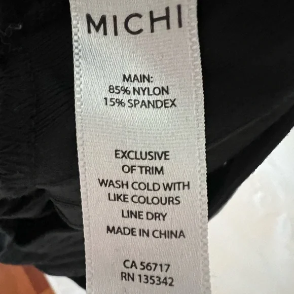 Michi Ribbed Crop Top - Picture 2 of 3